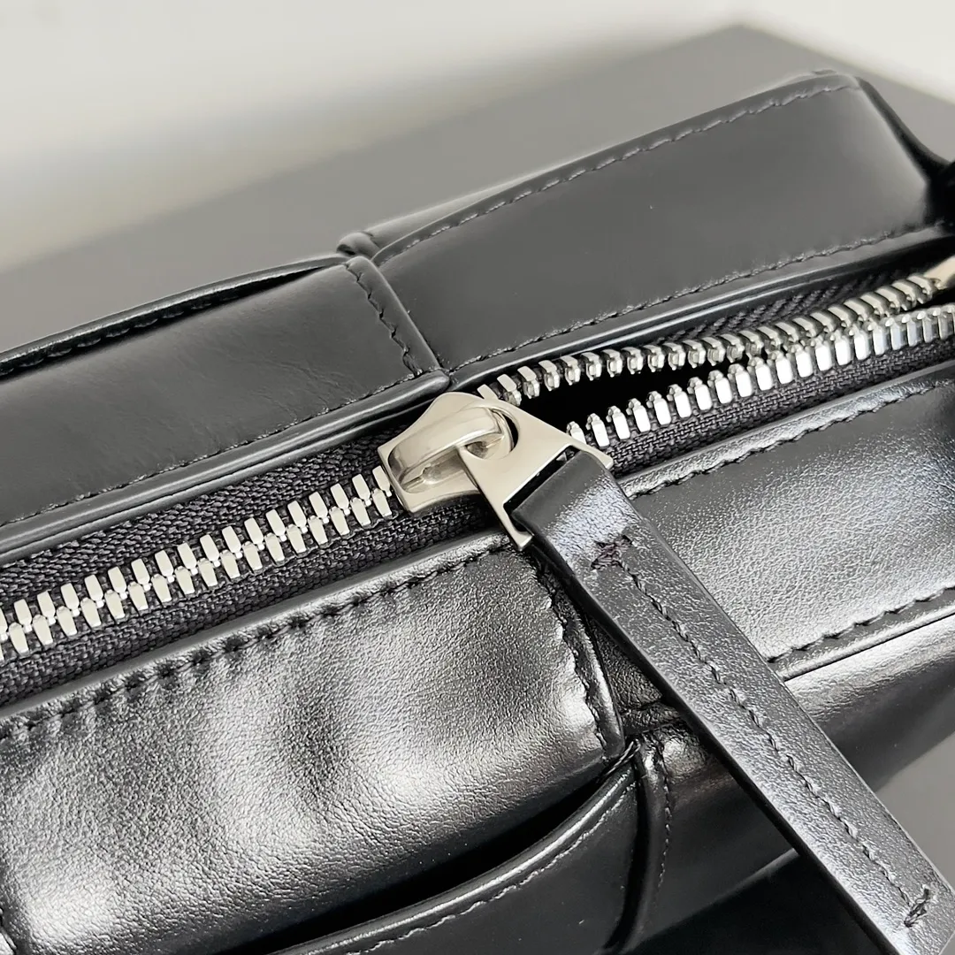 Batch 1640 BOTTEGA VENETA's new mini cassette camera bag. What a beautiful design. This noble one is really unique. The texture is also great. It matches the autumn and winter coat's great temperament. It can hold your various styles of matching, and the high-end double-fabric weaving design is also very NICE! In autumn and winter, it can be simply paired with a sweater or a jacket or a suit. The capacity is enough to hold some small items. The niche design is really amazing. I can’t praise this cool black woven handbag enough! You’ll fall in love with it at first glance, it’s so special~ Both the workmanship and appearance are superb! Style number: 795177 Size: 21*13*6.5cm